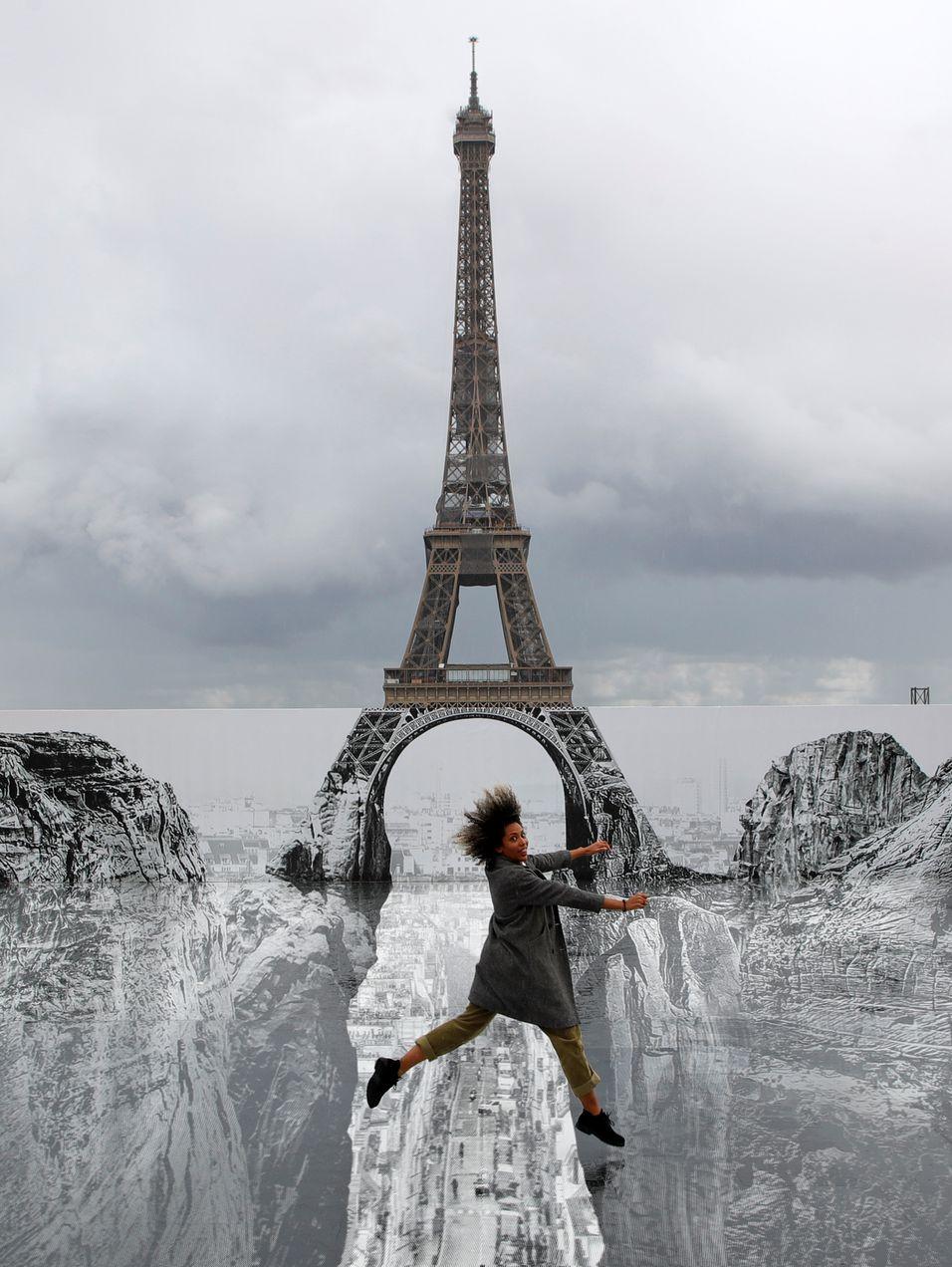 Ảo ảnh vách đá bên tháp Eiffel