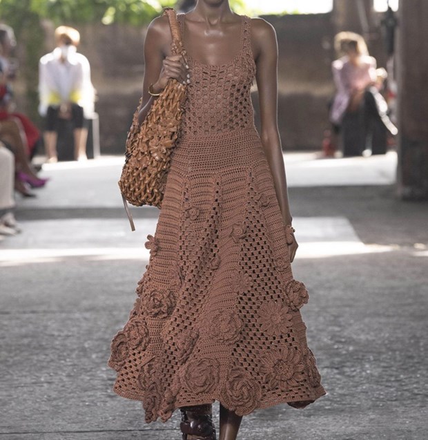 Đầm móc len trong bộ sưu tập hè 2021 của Valentino. Ảnh: Harper's Bazaar