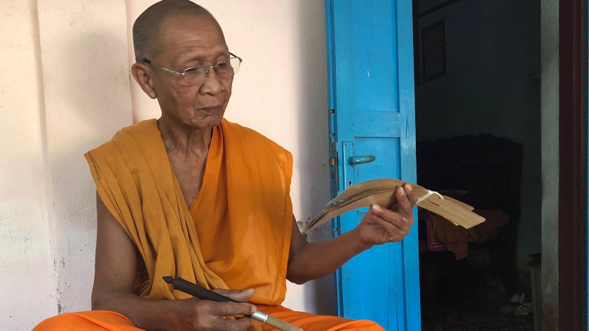 Vị sư sãi người Khmer An Giang viết Kinh Phật trên lá buông