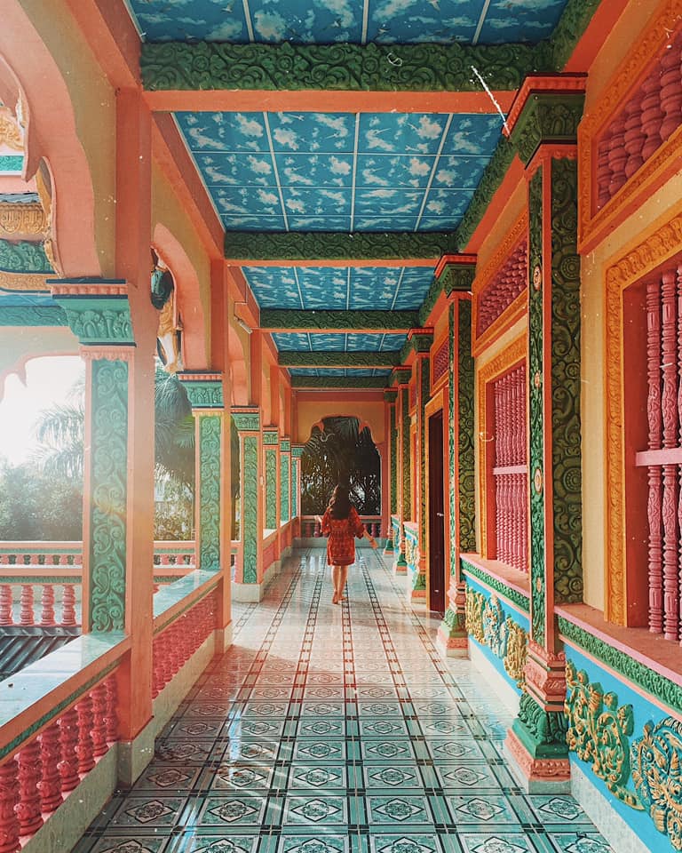 Hình ảnh ấn tượng của Hà Trúc tại hành lang khu chính điện của chùa Wat Pătum Wôngsa Som Rông