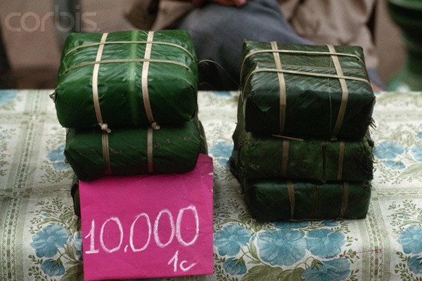 Những chiếc bánh chưng xanh ngắt màu lá dong được bán với giá 10.000 đồng/chiếc thời bấy giờ.