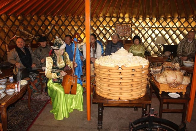 Tháp bánh buuz là thứ không thể thiếu trên bàn ăn trong dịp Tết của người Mông Cổ. 