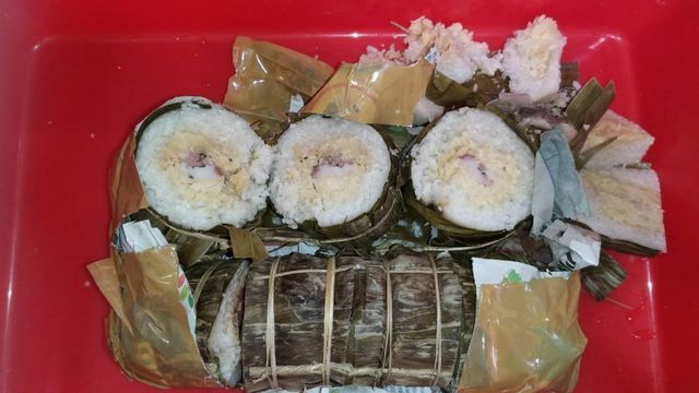 Hai chiếc bánh tét nhân thịt lợn của du khách Việt chứa thịt lợn chưa được kiểm dịch