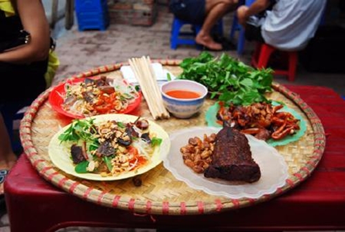 “Cơm hàng cháo chợ với Tây“