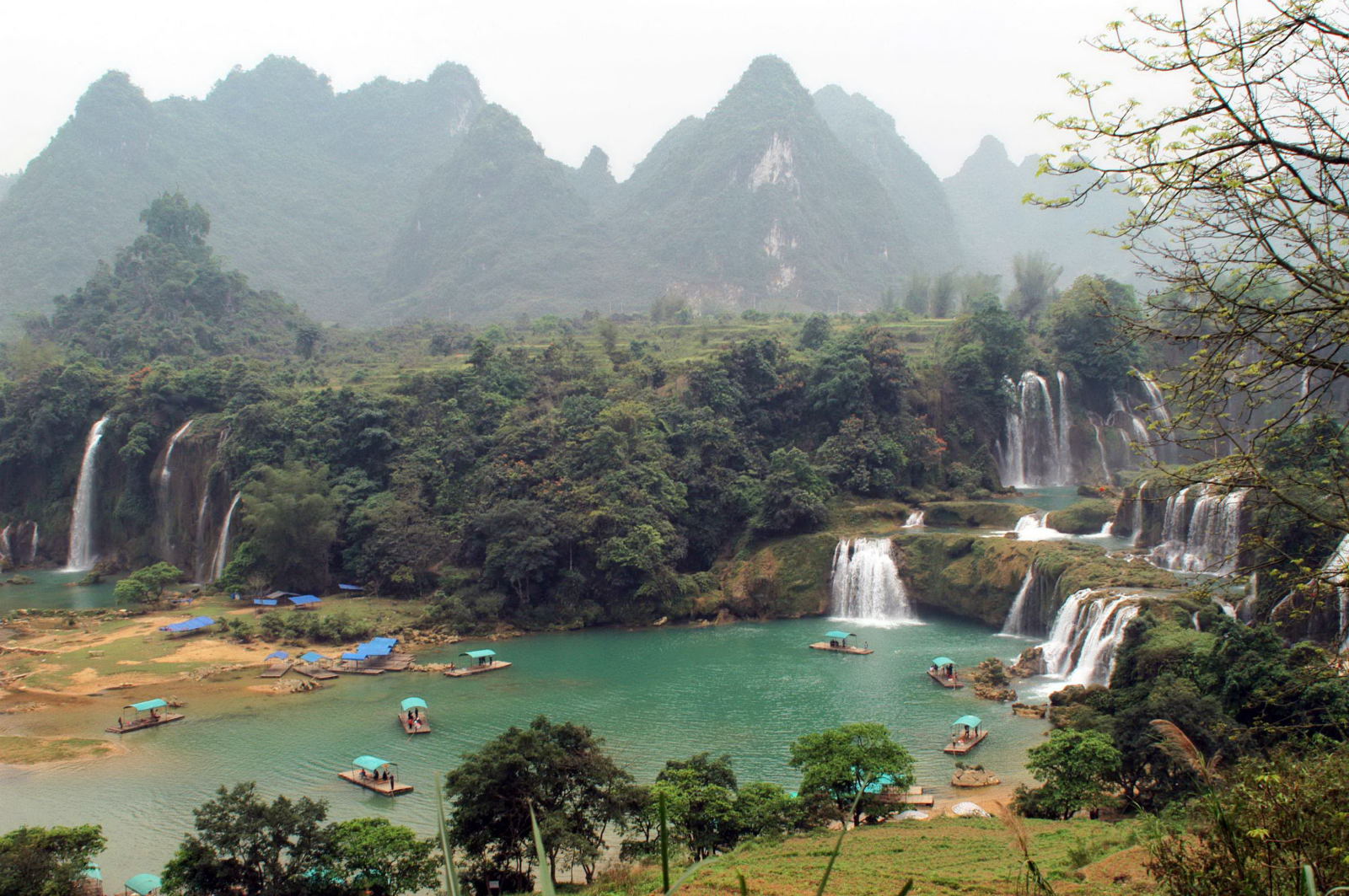 Tour du ngoạn Đông Bắc, nghỉ tại resort mới 4 sao Sài Gòn - Bản Giốc