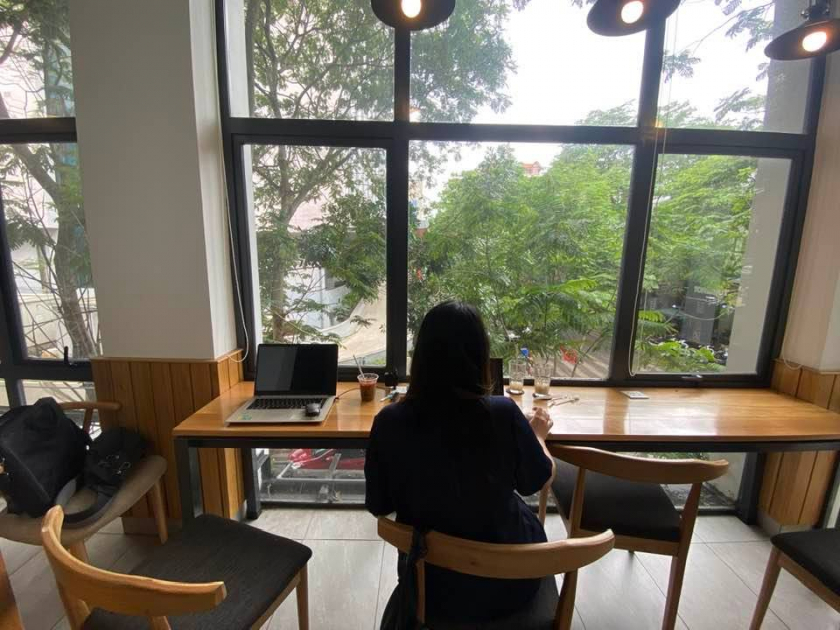 Không cần lên văn phòng, mọi người thường thích các quán cafe không gian mở (Ảnh NVCC)