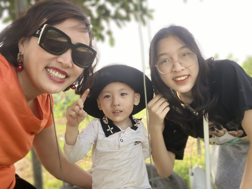 Chị Tuyết cùng các con hào hứng cho chuyến du lịch (Ảnh NVCC)