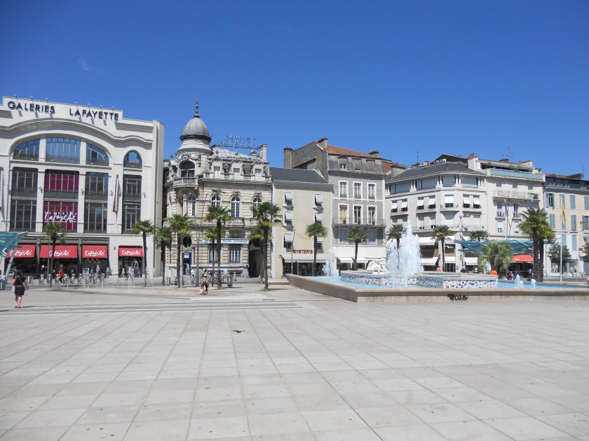 Quảng trường Place Georges-Clemenceau là một địa điểm du lịch nổi tiếng