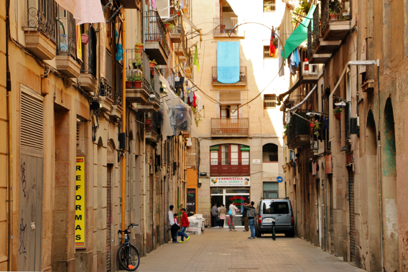 Con phố El Raval tại Barcelona
