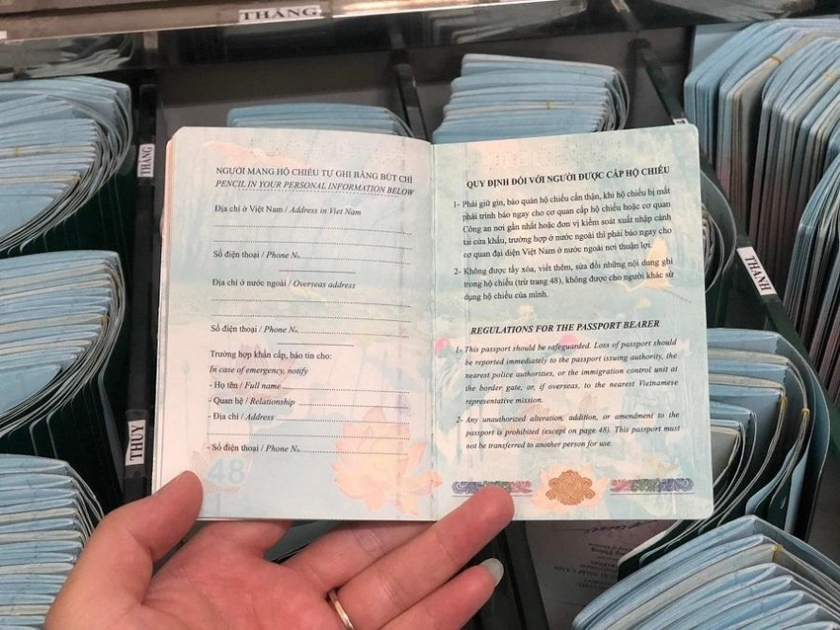 Bên trong hộ chiếu mới có in các hình biểu tượng Việt Nam