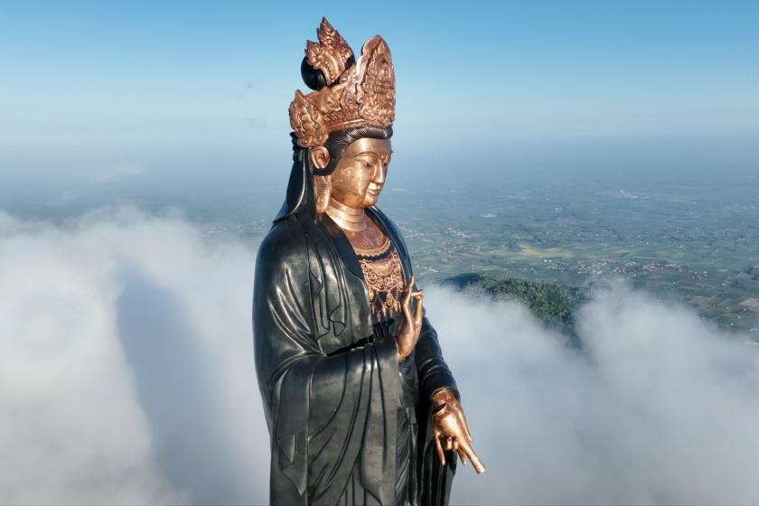 Trên đỉnh núi là tượng Phật Bà bằng đồng cao nhất châu Á