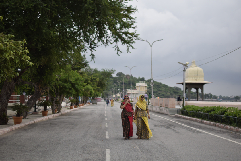 Người dân Udaipur đi dạo ở hồ Fateh Sagar