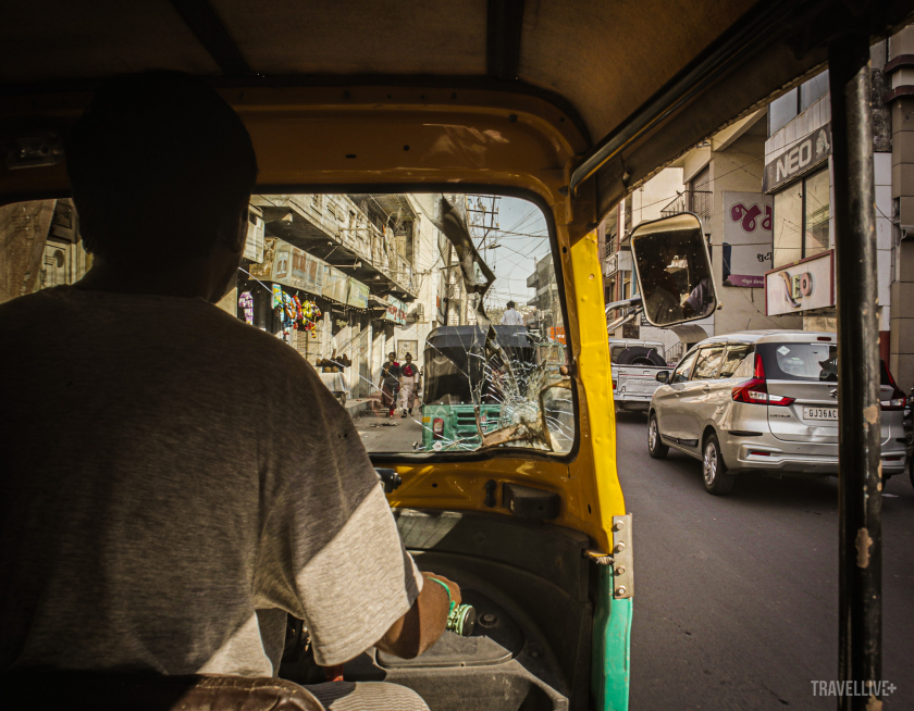 Đối với du khách, việc đi rickshaw thú vị vô cùng. Từ âm thanh, hình ảnh, đến những tương tác xung quanh, tất cả tạo nên một cảm giác rất “Ấn”.