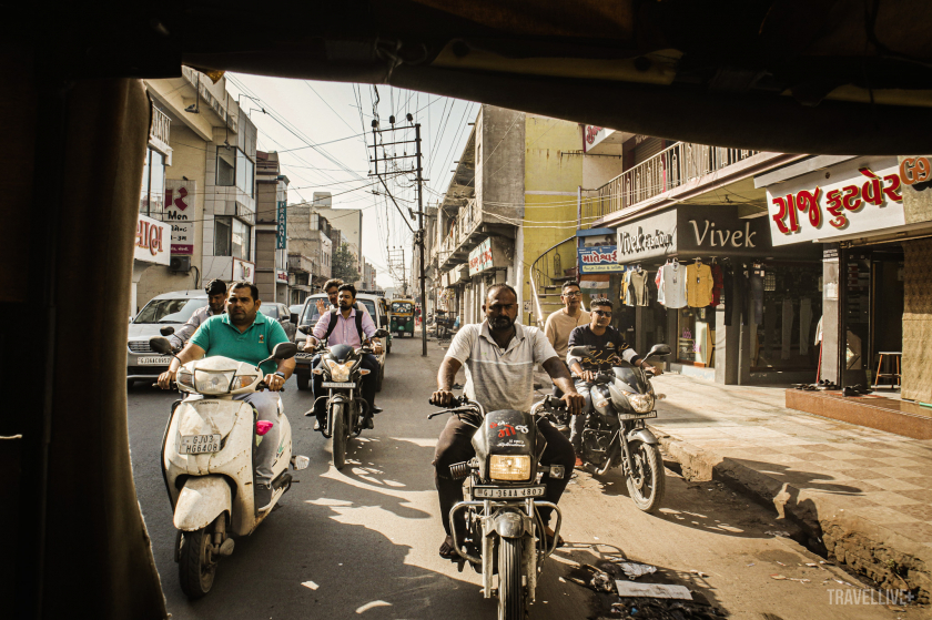 Ngồi từ rickshaw nhìn ra phía sau, tôi có cảm giác như mình đang ở trong một bộ phim Bollywood nào đó.