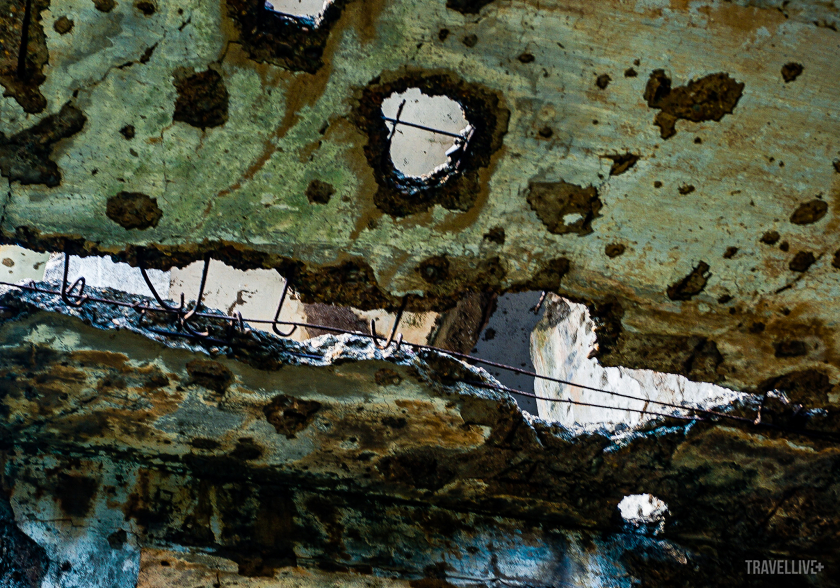 Không chỉ trên tường, phần mái của công trình cũng bị bom đạn tàn phá nặng nề.