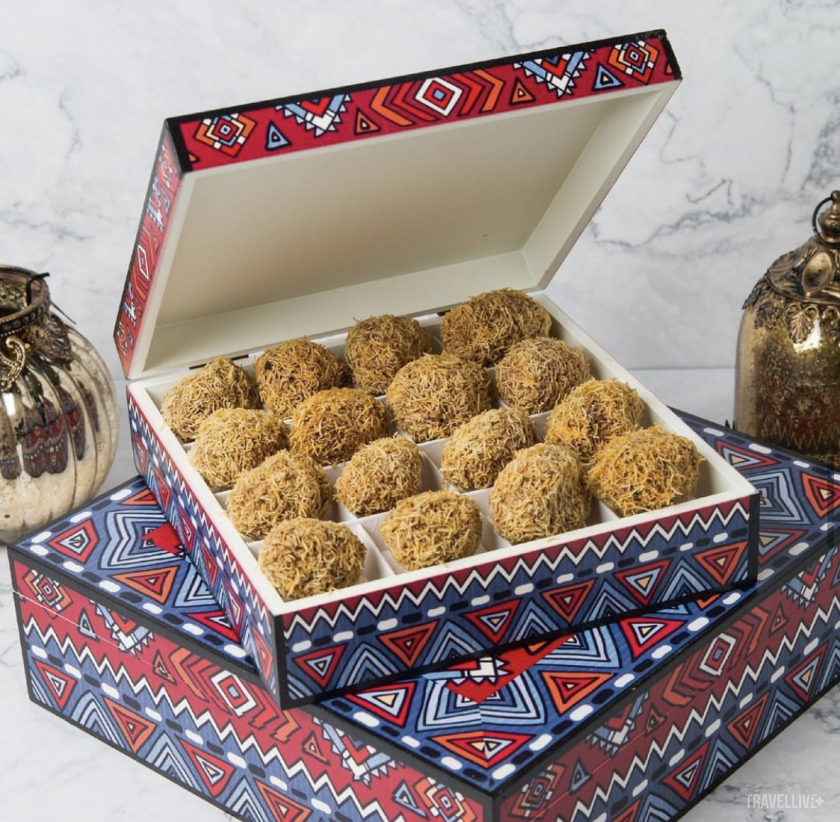 Món bánh kunafa kết hợp với phần nhân là trái chà là, món quà biếu sang trọng cho tháng lễ Ramadan.