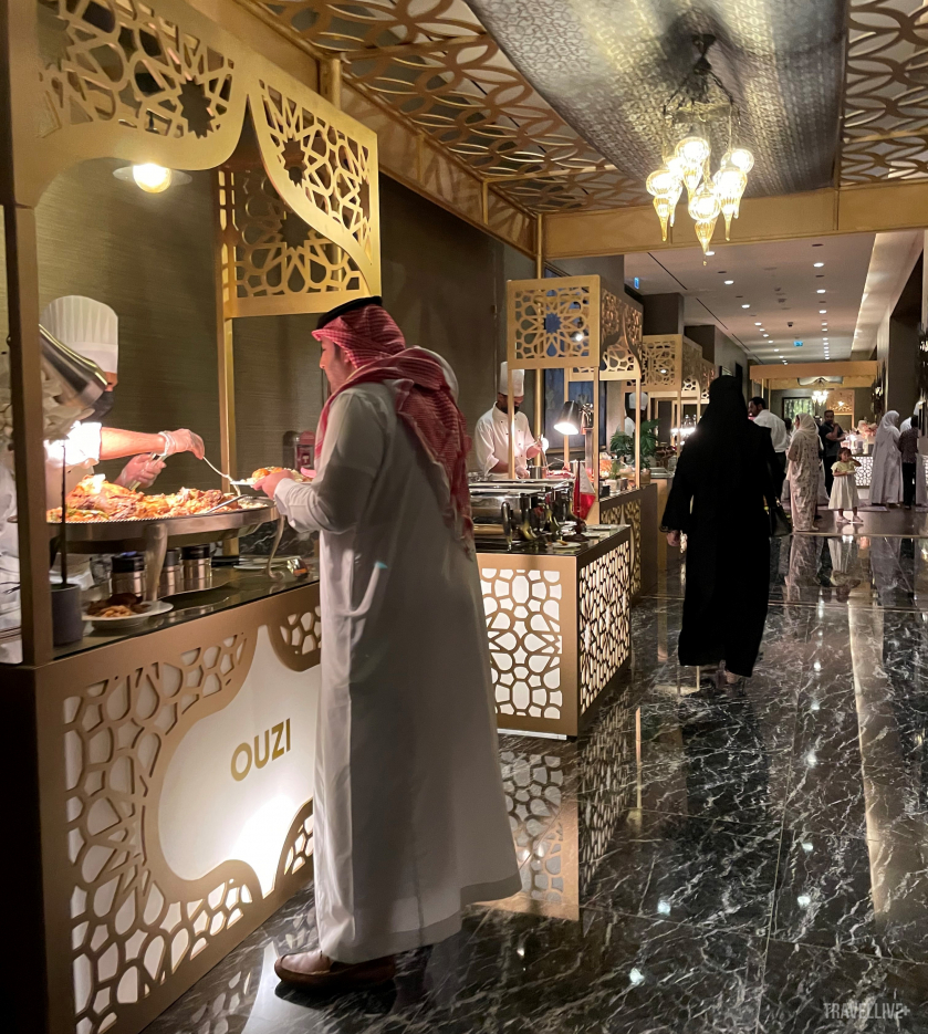 Tiệc buffet theo phong cách Ả Rập bên trong một khách sạn 5 sao.