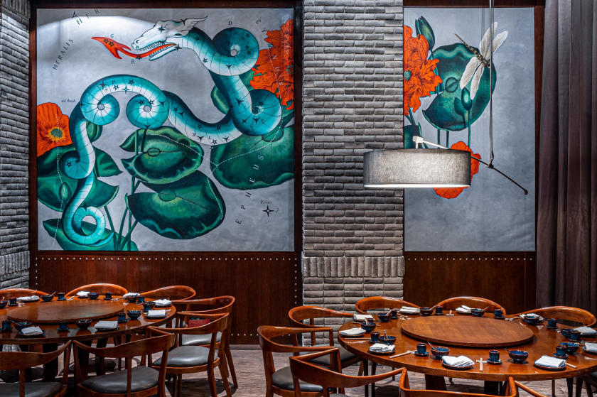 Khu vực bên trong nhà hàng John Anthony có nhiều họa tiết mang đậm văn hóa Trung Hoa.