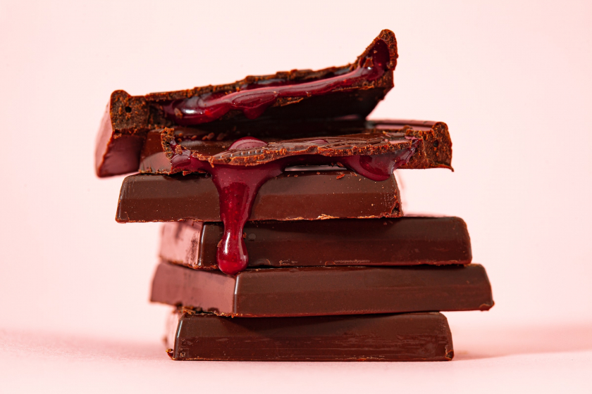 Còn với couverture socola, đây là dòng socola nguyên chất khi thành phần chính là toàn bộ hạt cacao.
