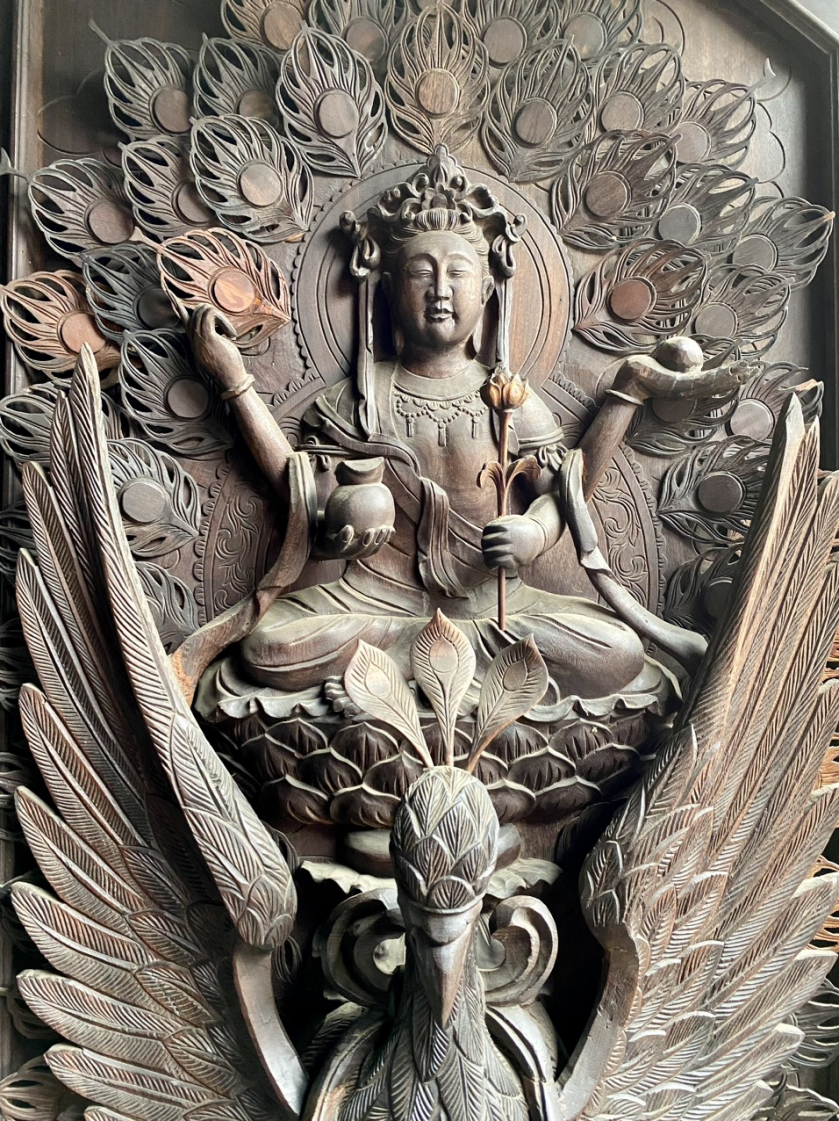 Những bức tượng Phật quý giá, những mái chùa cùng cung phủ nguy nga.