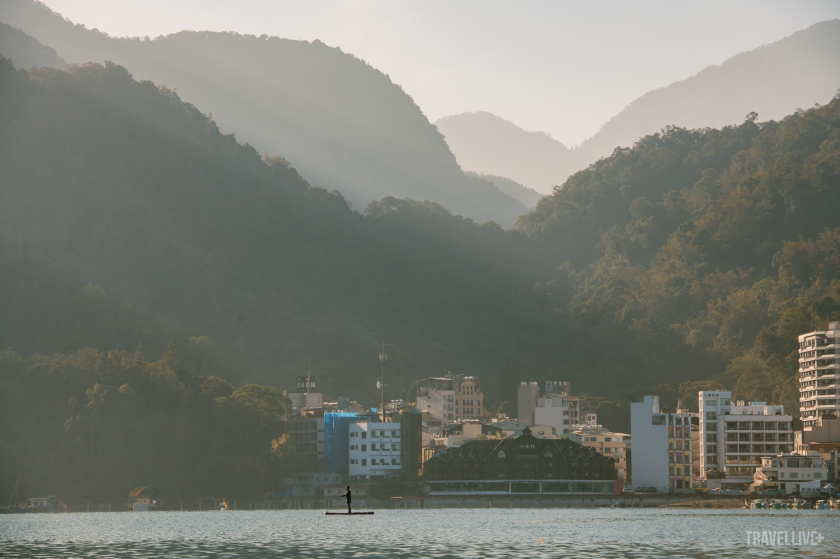 Buổi sáng sớm, cảnh sắc ở hồ trong trẻo, giữa núi rừng khiến du khách mê mẩn.
