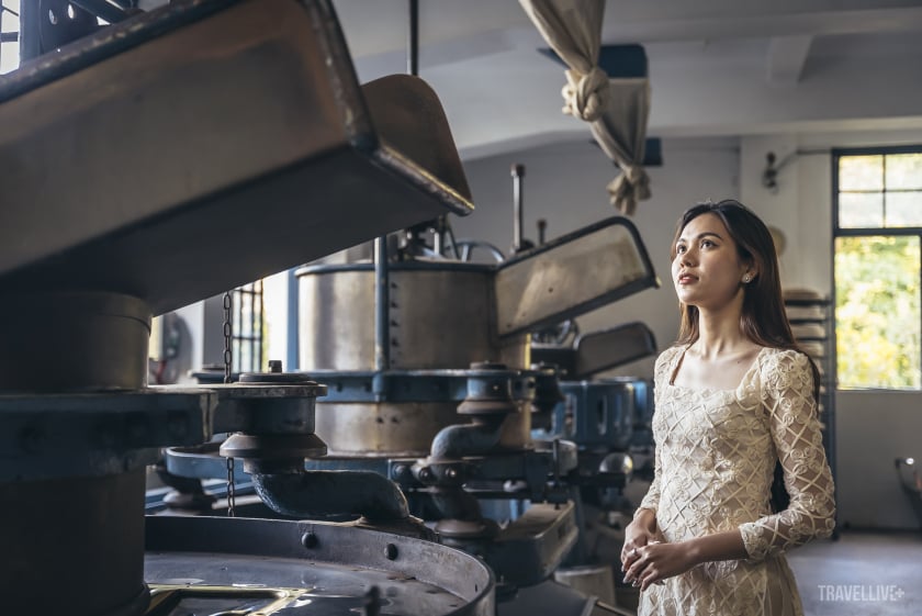 Hoa hậu Du lịch 2022 Lương Kỳ Duyên rất thích thú khi nghe những câu chuyện về xưởng trà.