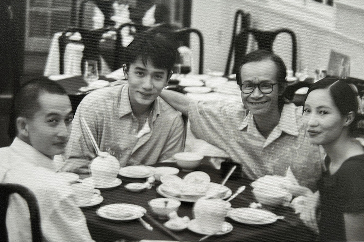 Tấm ảnh đạo diễn Trần Anh Hùng, diễn viên Hong Kong Lương Triều Vỹ, nhạc sĩ Trịnh Công Sơn và diễn viên Trần Nữ Yên Khê chụp năm 1997 tại TP.HCM (Ảnh nhiếp ảnh gia Dương Minh Long)