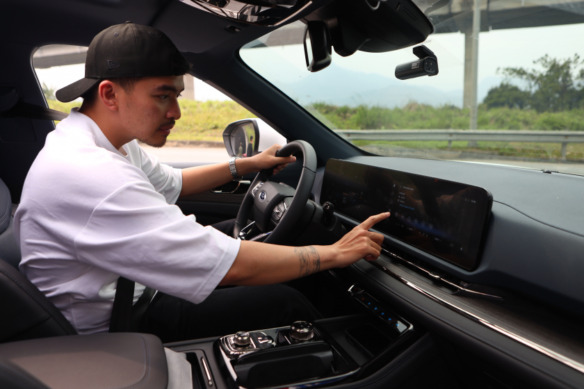 Travel blogger Lý Thành Cơ hào hứng lần đầu thử lái chiếc xe Ford Territory 2023.