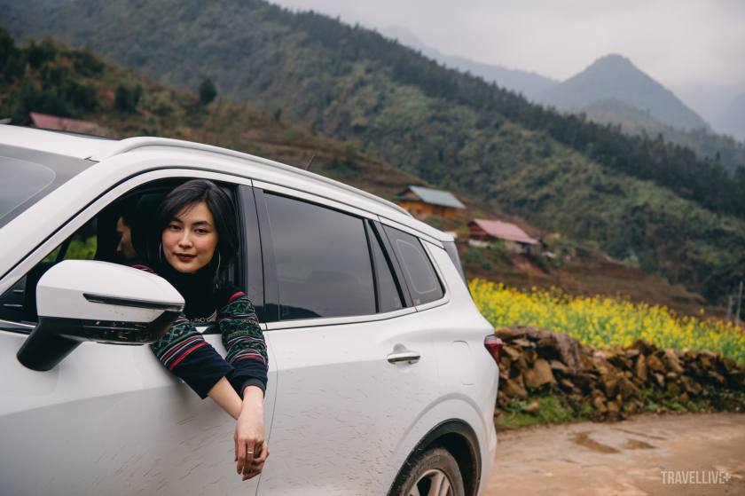 Travel blogger Helly Tống khá hài lòng về nội thất chiếc xe rộng rãi, giúp người lái thoải mái hơn.