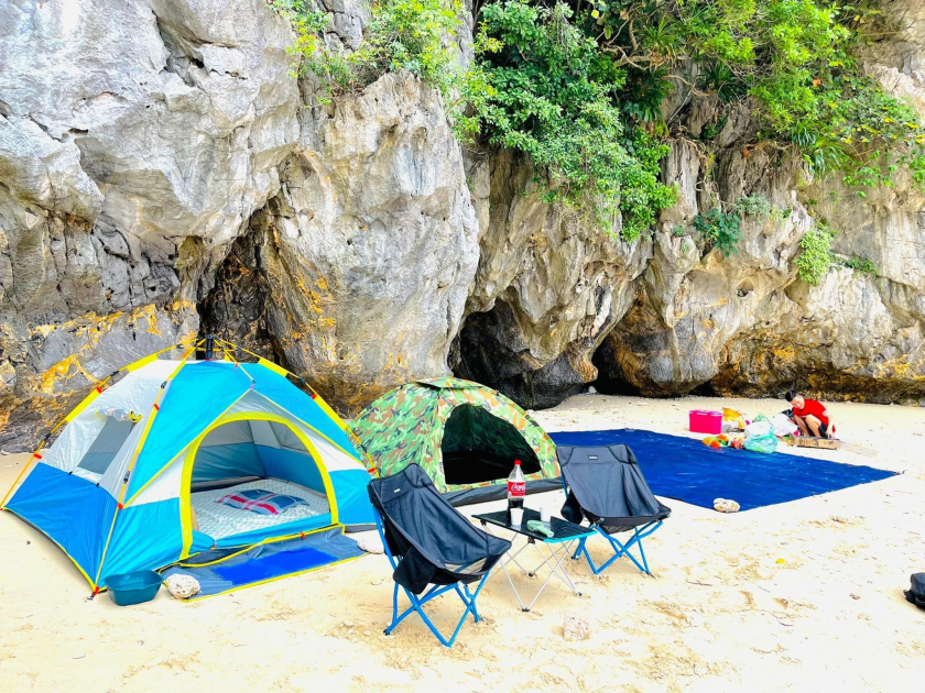 Các vật dụng cắm trại đơn giản được mang lên đảo.