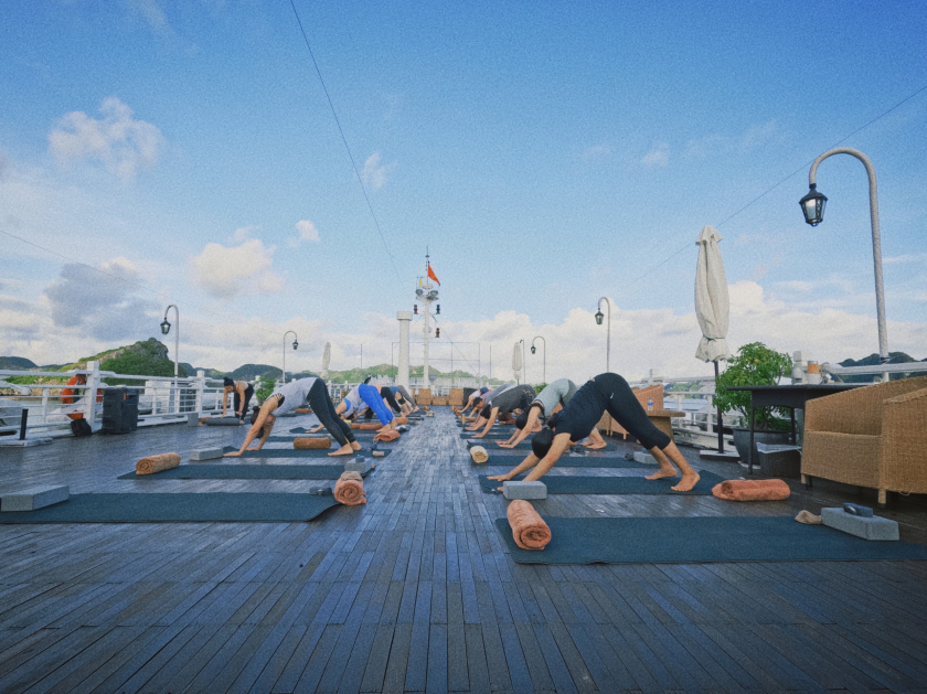 Tập yoga trong bầu không khí trong lành của vịnh Hạ long giúp nâng cao hiệu quả chữa lành.