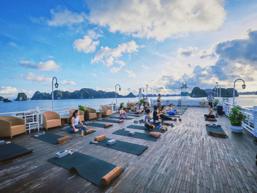 Quang cảnh một buổi tập yoga đón bình mình trên vịnh Hạ Long.
