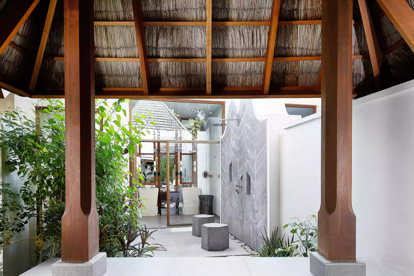 Phòng tắm của Conrad Maldives có tông màu nhã nhặn.