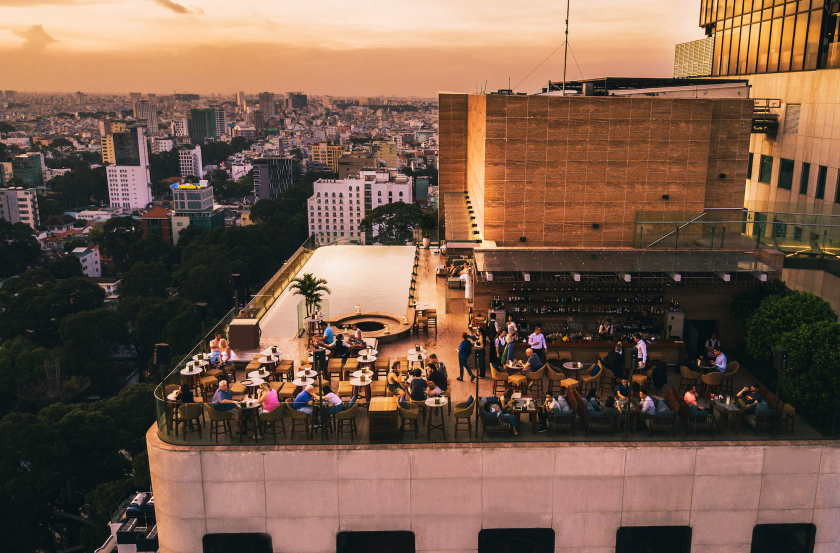 Social Club Rooftop luôn là một nơi lý tưởng để nhâm nhi món thức uống sành điệu