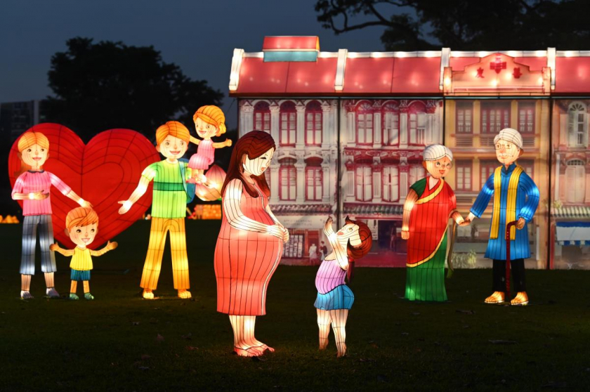 Góc trưng bày đèn lồng khổng lồ theo chủ đề “Thế giới tình yêu” tại Jurong Lake Gardens. 