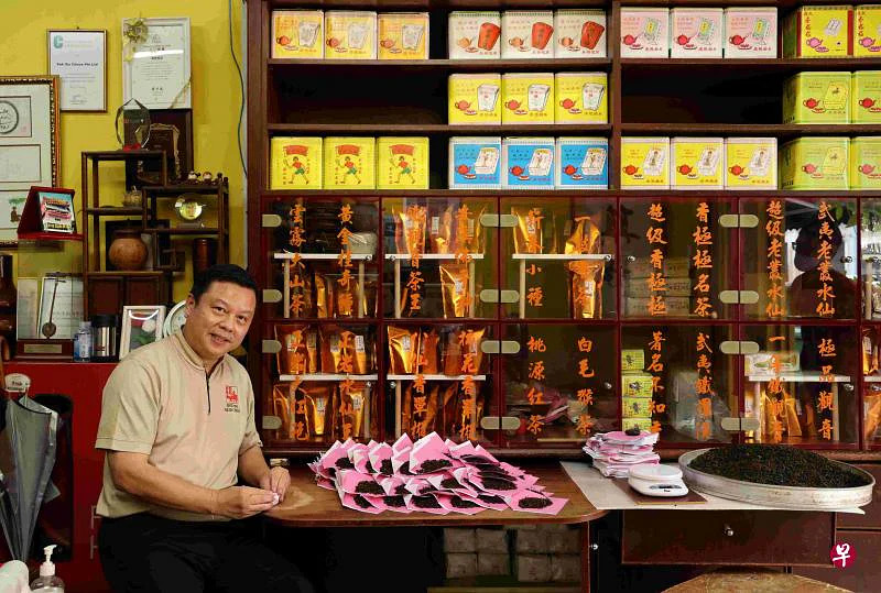 Kenry Peh – chủ sở hữu đời thứ tư của thương hiệu trà lâu đời bên những gói trà được rang và đóng gói thủ công.