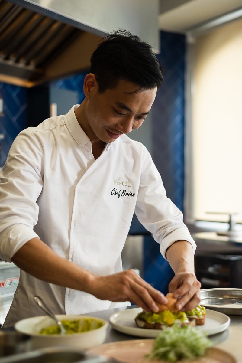 Bếp trưởng Brian Chu trổ tài nấu nướng tại bếp
