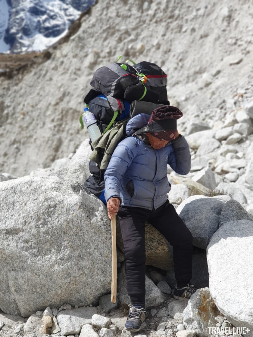 Một người Sherpa dù đã lớn tuổi nhưng vẫn làm công việc khuân vác.