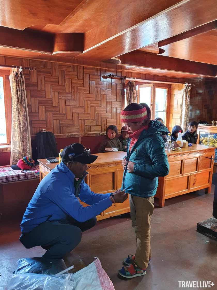 Có không ít mạnh thường quân chi tiền để mở trường học và quyên góp quần áo cho trẻ em người Sherpa.