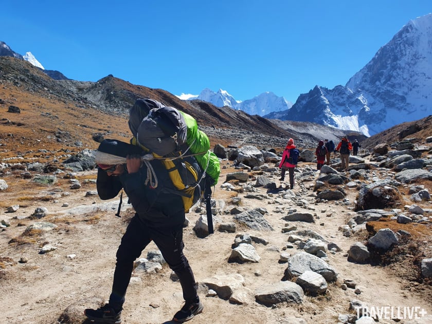 Khuân vác là công việc thường thấy của Sherpa vào các mùa leo núi.