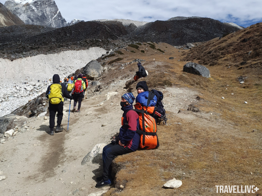 Những người đàn ông Sherpa dừng chân nghỉ ngơi giữa chuyến khuân vác.