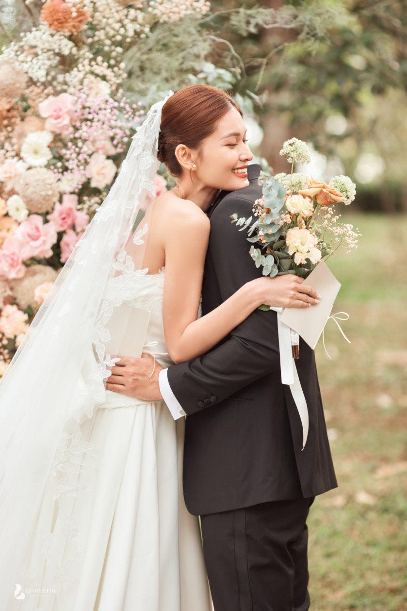Á hậu Thuỳ Dung được xem là cô dâu tháng 12 của showbiz Việt.