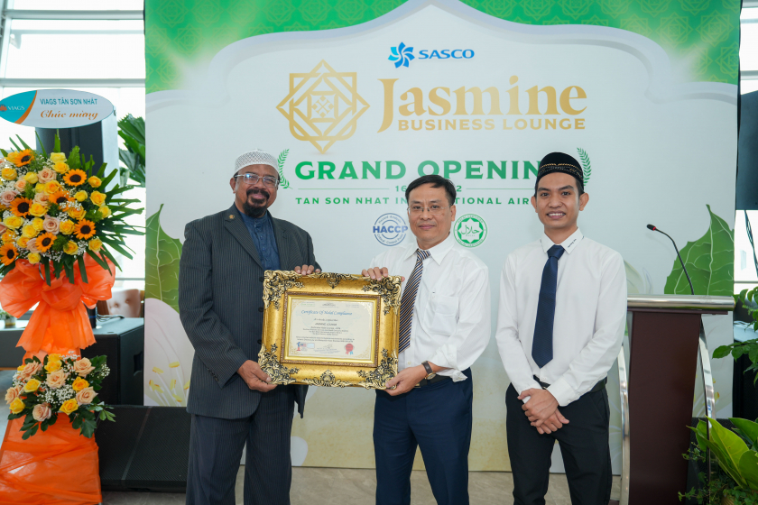 Giáo sư tiến sỹ HJ Abdul Rafek Saleh, Giám đốc điều hành MHCT, Thành viên Hiệp hội Halal Quốc tế trao chứng nhận “Tuân thủ những yêu cầu về vệ sinh &Halal của đạo luật Hồi giáo và tiêu chuẩn Halal của Malaysia MS1500-2019”  cho công ty SASCO.