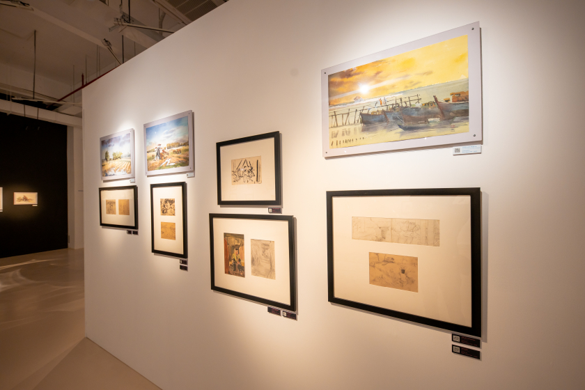 Các tác phẩm kí hoạ của cố hoạ sĩ Phạm Thanh Tâm bên cạnh những bức tranh màu nước của hoạ sĩ Hải Tre.