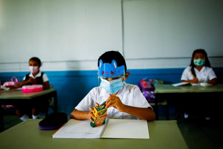 Một học sinh ở Ciudad Juarez, Mexico tham gia lớp học sau một năm học trực tuyến do ảnh hưởng của dịch bệnh. (Ảnh: Jose Luis Gonzalez/Reuters)