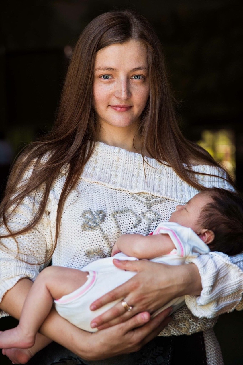 Một giáo viên mầm non với con gái đầu lòng ở Chisinau, Moldova.