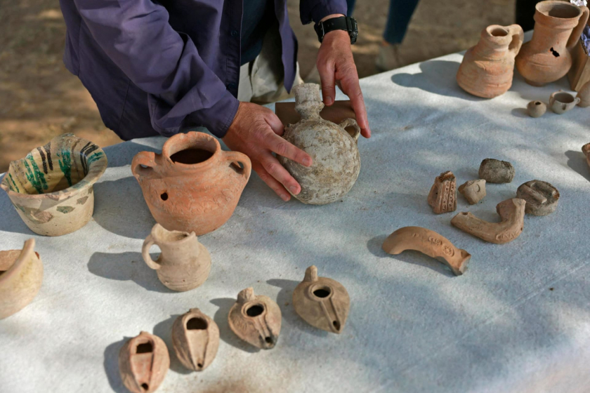 Một số hiện vật làm từ gốm được tìm thấy trong quá trình khai quật.