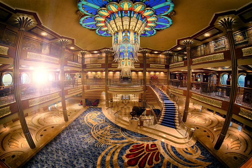 Không gian bên trong của một chiếc du thuyền thuộc hãng Disney Cruise Line.