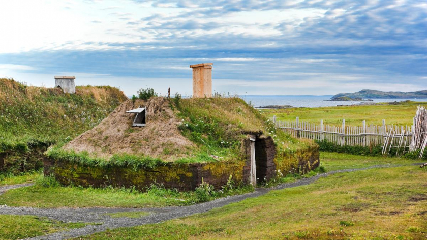 Một ngôi nhà khung gỗ được xây dựng theo phong cách của người Viking ở L’Anse aux Meadows.