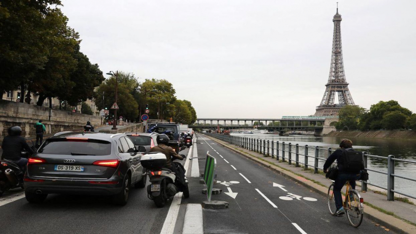 Hiện nay, các đoạn đường ô tô đô thị dọc sông Seine đã được chuyển sang cho người đi xe đạp và người đi bộ. - Ảnh: Internet